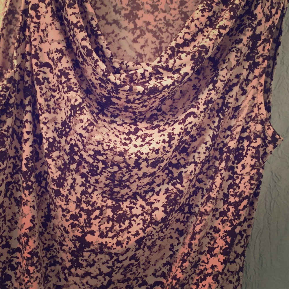 Sold-NWOT- Sleeveless Plunged Neck Shirt🖤💞